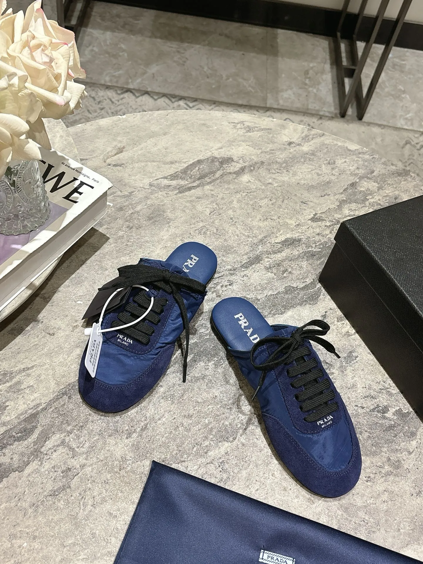 👟👟Ex-factory price 502👟👟 Prada Prada spring and summer show thin-soled moral training shoes for women. The 25ss show style item with the highest export rate. The suede upper has a texture, and the inner sheepskin is wrapped. It is soft and waxy. The insole is thickened with lambskin. It is extremely comfortable to step on, has a sense of support, and feels well wrapped. The shoe shape is full of wrapping, light, easy to wear and practical, a casual shoe, original molded rubber outsole Size: 35-39 (40 41 customized, non-refundable)